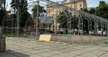 Намети Remar S.O.S на Соборній площі у Чернівцях демонтували