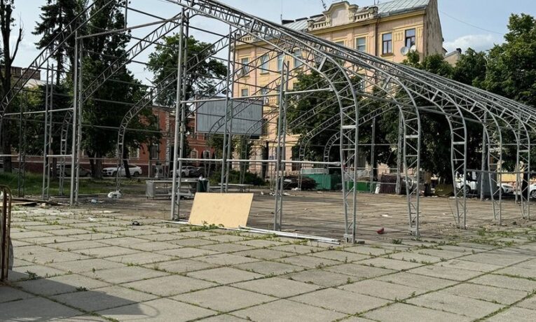 Намети Remar S.O.S на Соборній площі у Чернівцях демонтували