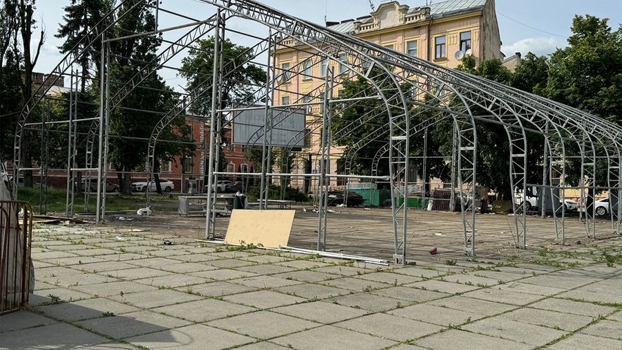 Намети Remar S.O.S на Соборній площі у Чернівцях демонтували