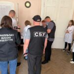 4000 євро за фіктивний туберкульоз: лікарку з Чернівців та двох спільників викрили на схемі фіктивних діагнозів і незаконного переправлення через кордон