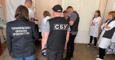 4000 євро за фіктивний туберкульоз: лікарку з Чернівців та двох спільників викрили на схемі фіктивних діагнозів і незаконного переправлення через кордон
