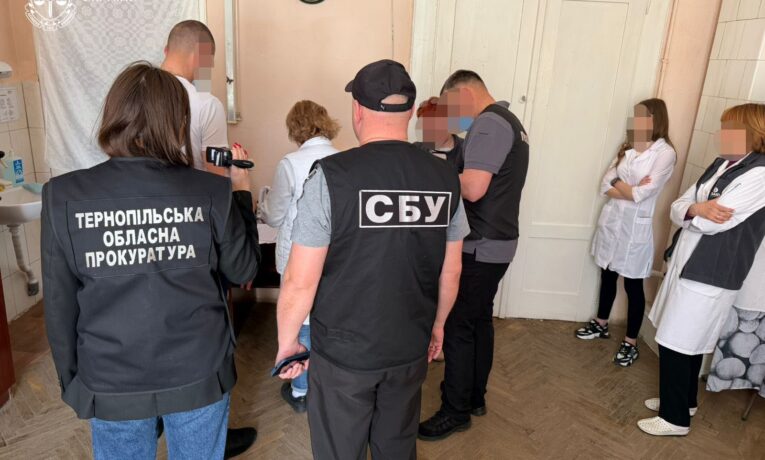 4000 євро за фіктивний туберкульоз: лікарку з Чернівців та двох спільників викрили на схемі фіктивних діагнозів і незаконного переправлення через кордон