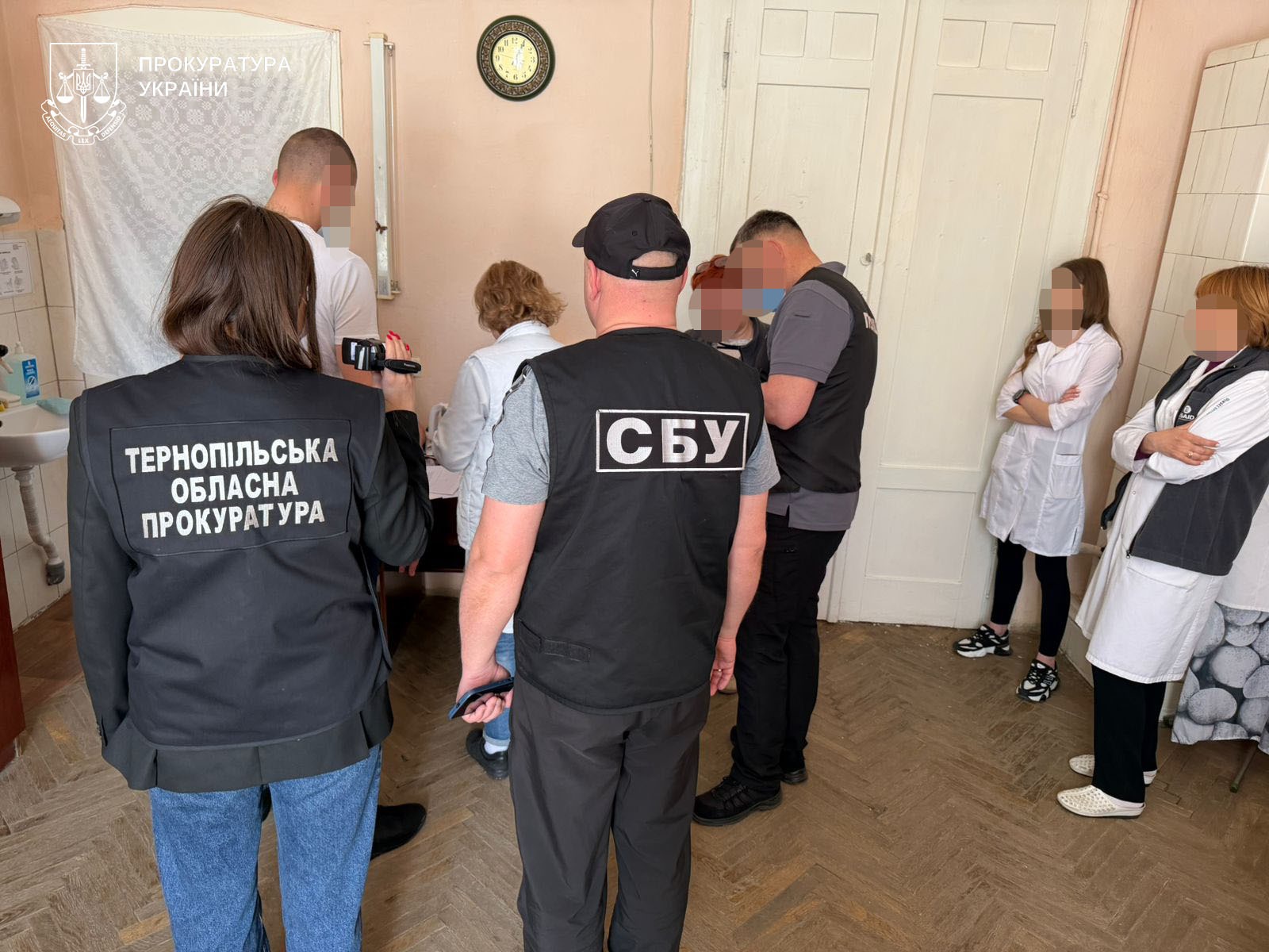 4000 євро за фіктивний туберкульоз: лікарку з Чернівців та двох спільників викрили на схемі фіктивних діагнозів і незаконного переправлення через кордон