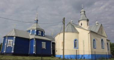 У селі Чернівецької області провели двоє зборів: за перехід храму до ПЦУ та за збереження УПЦ МП