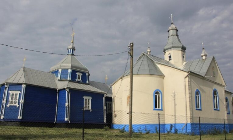 У селі Чернівецької області провели двоє зборів: за перехід храму до ПЦУ та за збереження УПЦ МП