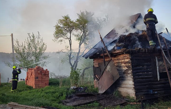 На Буковині через коротке замикання згорів житловий будинок