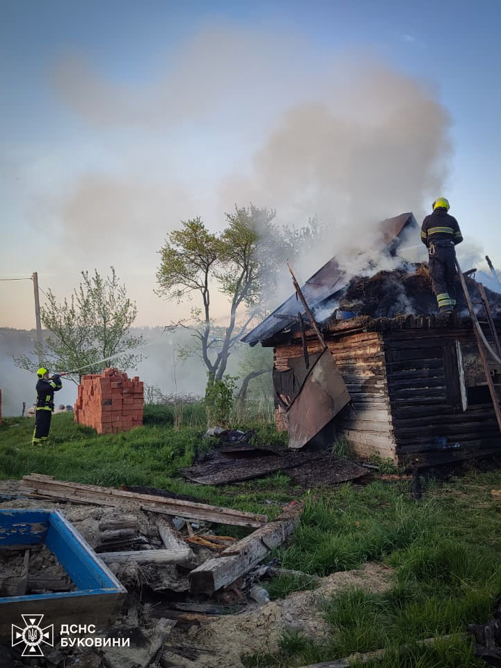 На Буковині через коротке замикання згорів житловий будинок