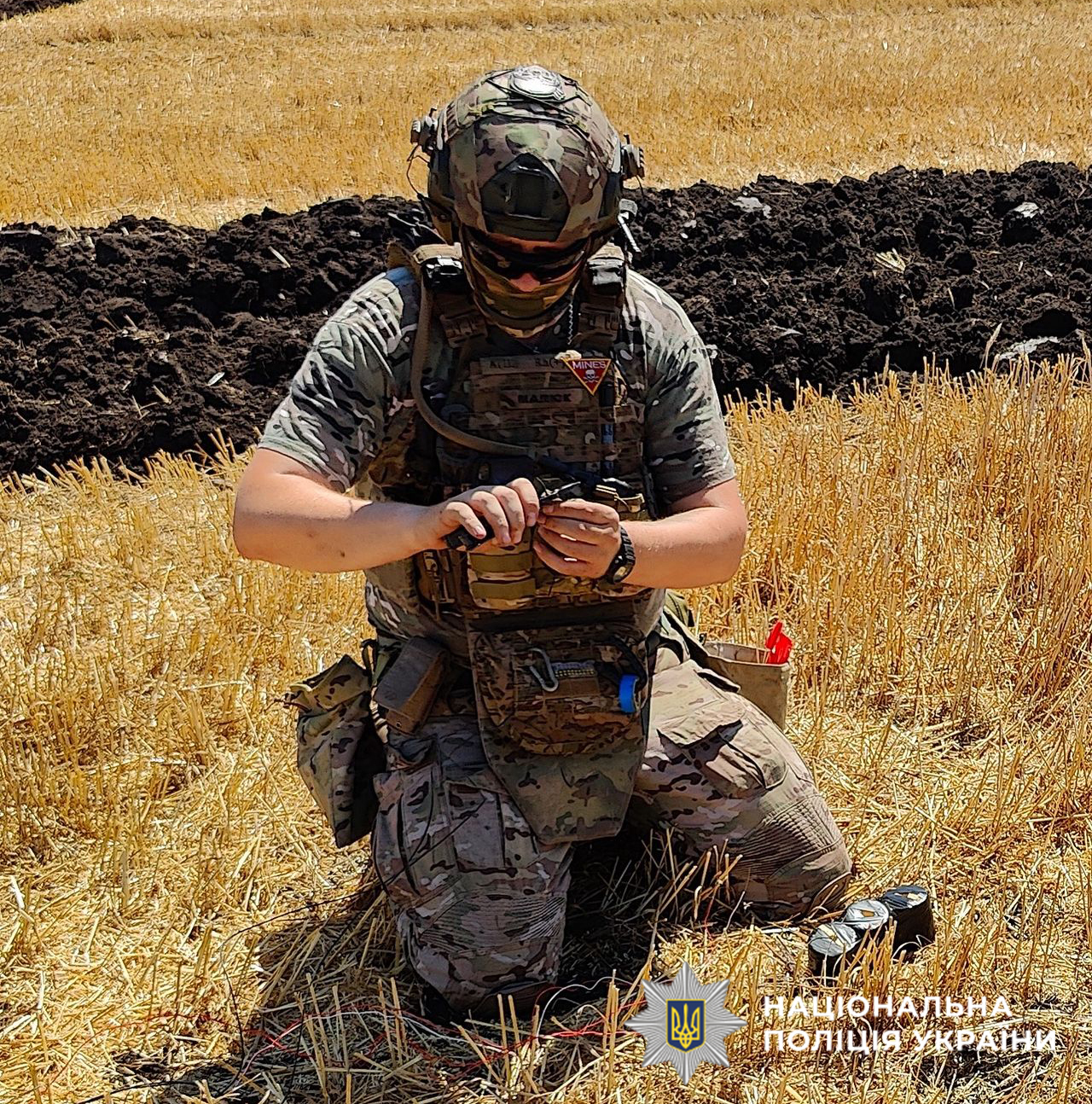 Вибухотехніки поліції Буковини врятували поранену жінку під час обстрілу на Харківщині