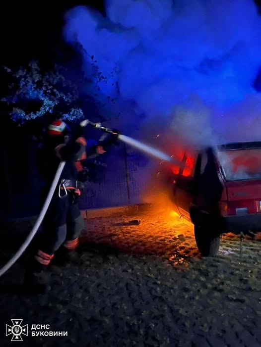 На Буковині за добу сталося 11 пожеж: згоріли будинок і авто, постраждалих немає