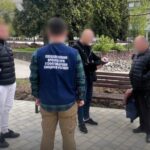 На Буковині підполковника правоохоронного органу підозрюють у “працевлаштуванні” чоловіка в розшуку за 3 тисячі євро