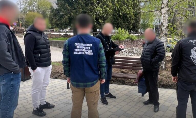 На Буковині підполковника правоохоронного органу підозрюють у “працевлаштуванні” чоловіка в розшуку за 3 тисячі євро