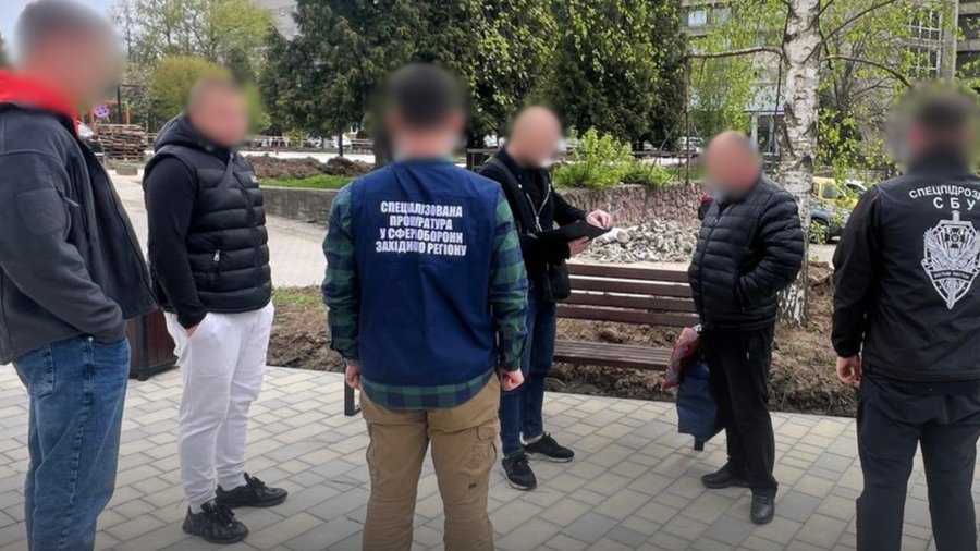 На Буковині підполковника правоохоронного органу підозрюють у “працевлаштуванні” чоловіка в розшуку за 3 тисячі євро