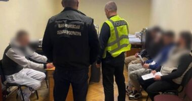 На Прикарпатті викрили групу кібершахраїв, які обкрадали пенсіонерів і військових через онлайн-банкінг