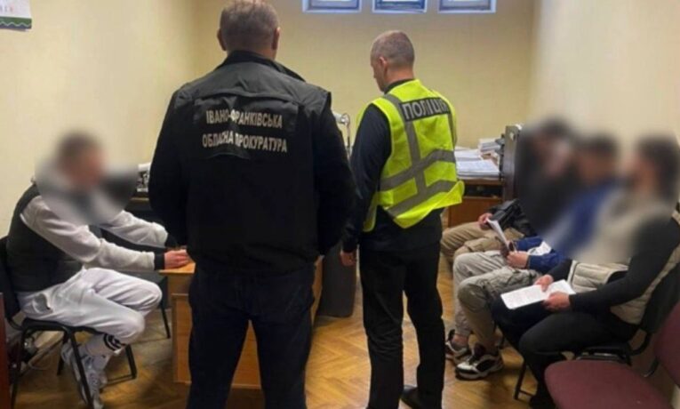 На Прикарпатті викрили групу кібершахраїв, які обкрадали пенсіонерів і військових через онлайн-банкінг