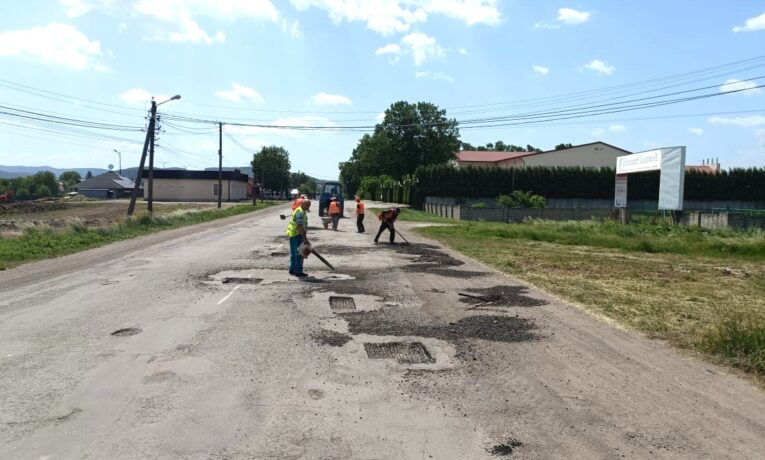 На Буковині оновлюють дороги до Путили та Сторожинця