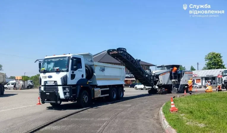 На кільці в Мамаївцях триває ремонт дорожнього покриття: водіїв просять бути уважними