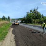 На ділянці траси М-19 у Чернівцях укріплюють узбіччя після ремонту покриття