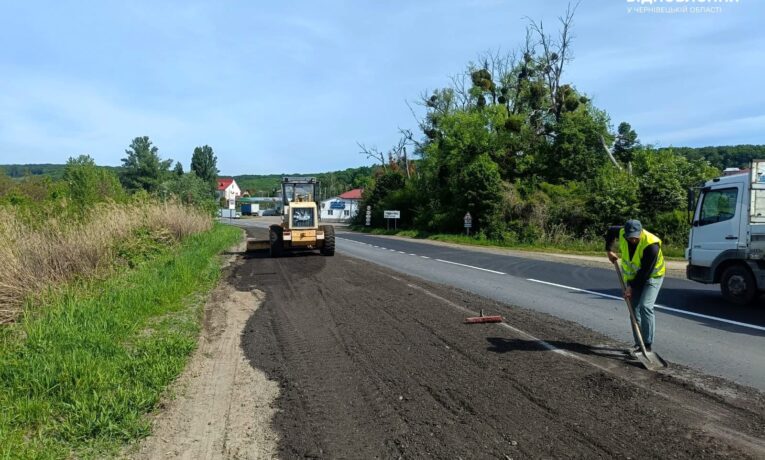 На ділянці траси М-19 у Чернівцях укріплюють узбіччя після ремонту покриття