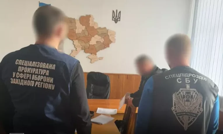 На Буковині посадовця ТЦК підозрюють у схемі з фіктивною непридатністю до служби за 9 тисяч доларів