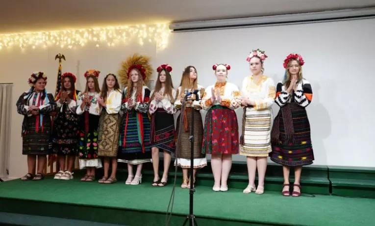 Буковинка у Флориді влаштувала показ старовинних вишиванок