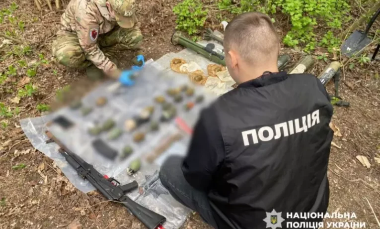 На Буковині виявили тайники зі зброєю в межах масштабної спецоперації Нацполіції