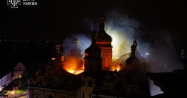 РФ завдала одного з наймасованіших ударів по Києву: горіли кіностудія імені та Успенський Собор, у Харкові загинули рятувальники (фото, відео)
