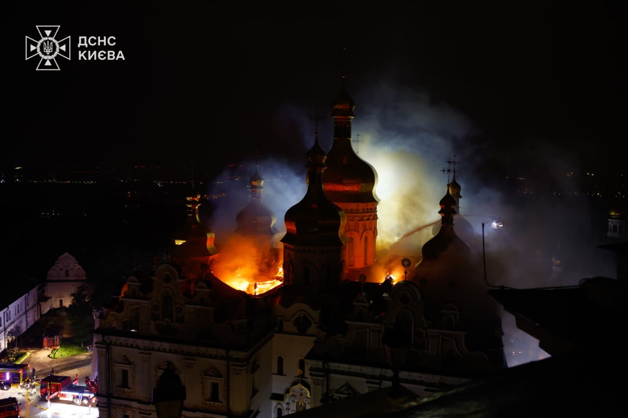 РФ завдала одного з наймасованіших ударів по Києву: горіли кіностудія імені та Успенський Собор, у Харкові загинули рятувальники (фото, відео)