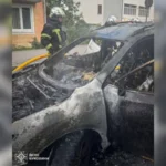 У Чернівцях під час руху загорівся Nissan Rogue: авто майже повністю знищене вогнем