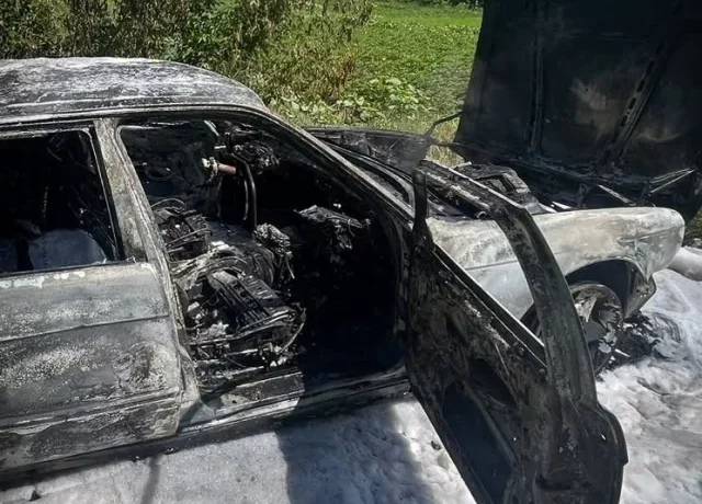 На Буковині в селі Дорошівці згорів автомобіль BMW через ймовірне коротке замикання