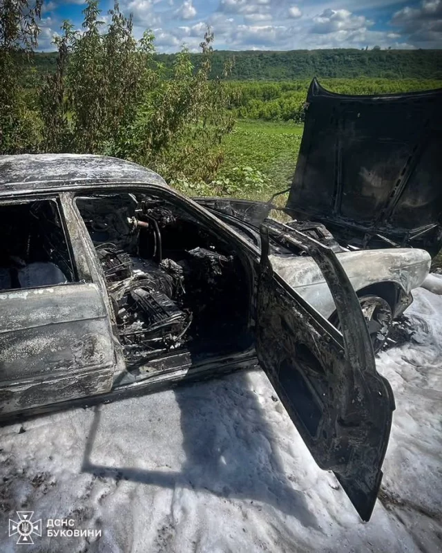 На Буковині в селі Дорошівці згорів автомобіль BMW через ймовірне коротке замикання