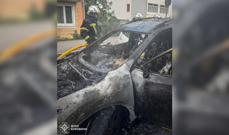 У Чернівцях під час руху загорівся Nissan Rogue: авто майже повністю знищене вогнем