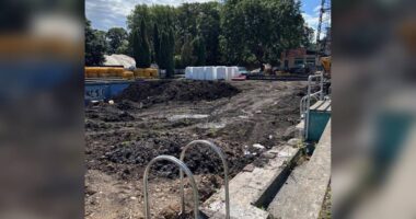 У Чернівцях територію колишнього басейну біля стадіону «Буковина» тимчасово засипали ґрунтом під час реконструкції поля
