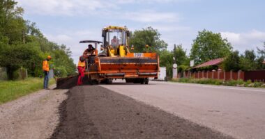 На Буковині розпочали укріплення узбіч на трасі М-19