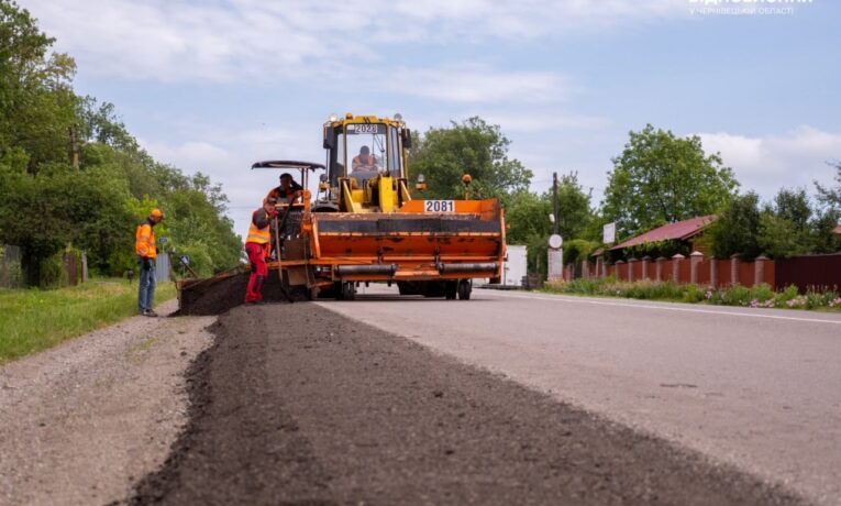 На Буковині розпочали укріплення узбіч на трасі М-19