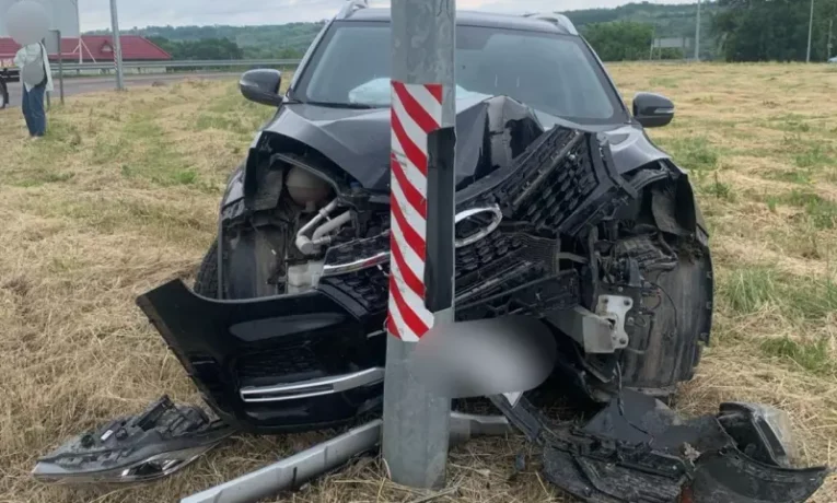 У Коровії нетверезий водій у стані наркотичного та алкогольного сп’яніння врізався в електроопору