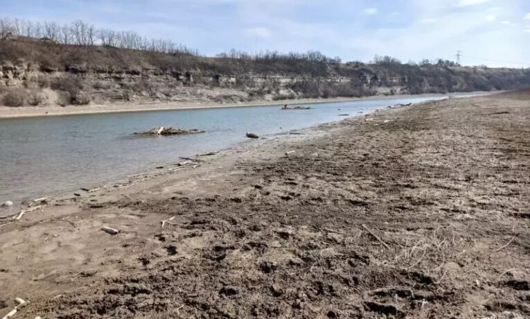 Хотин залишився без водопостачання. Місцева влада пояснила це обмілінням Дністра