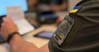 На Буковині прикордонники викрили чоловіка з підробленими свідоцтвами про народження дітей