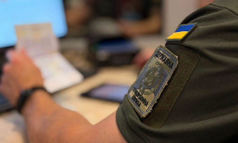 На Буковині прикордонники викрили чоловіка з підробленими свідоцтвами про народження дітей