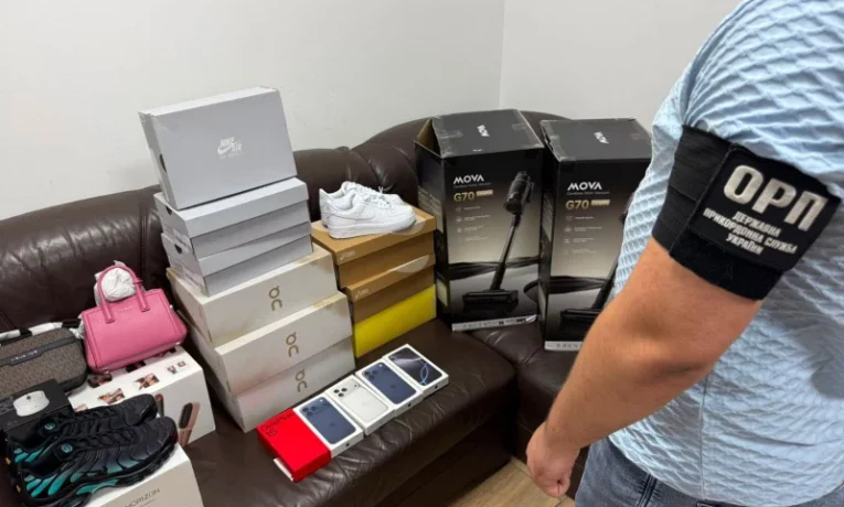На кордоні вилучили iPhone 17 Pro Max та електроніку на 350 тисяч гривень, які везли до Чернівців