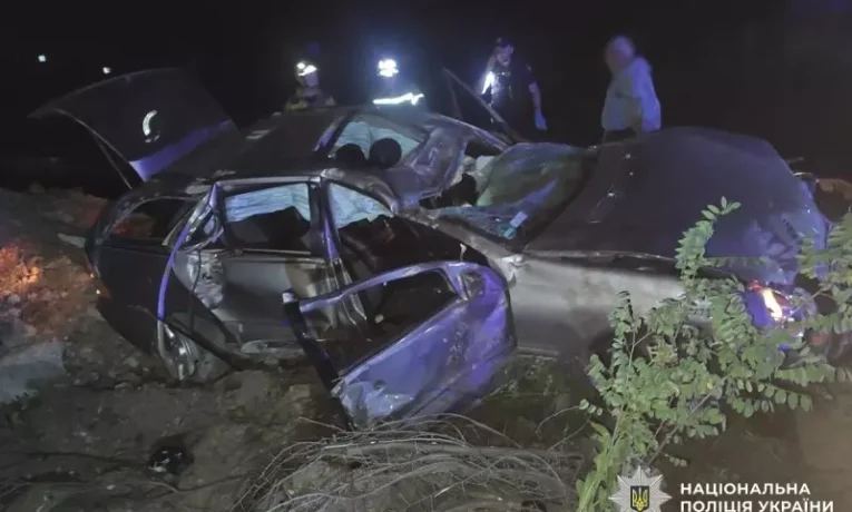 На Буковині авто злетіло у кювет і перекинулося, травмувалися люди