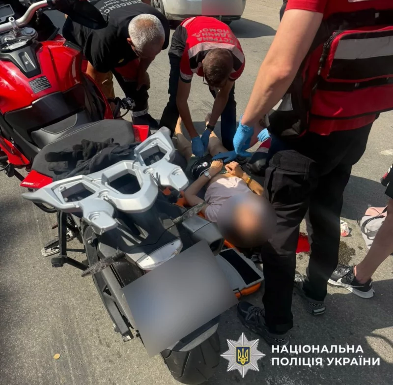 На Буковині мотоцикл зіткнувся з легковиком: двоє людей потрапили до лікарні