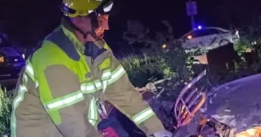 У селі Годилів автомобіль врізався в будівлю: двоє постраждалих