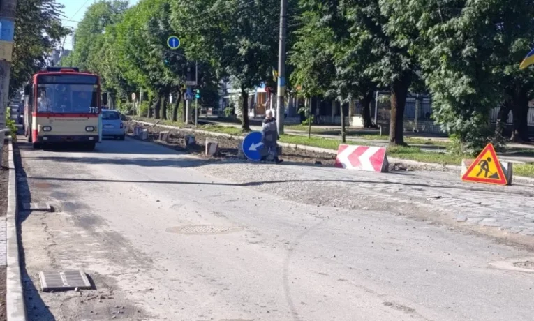 У Чернівцях продовжують капремонт вулиці Головної: роботи перейшли на нову ділянку
