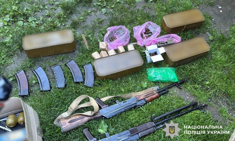 У Чернівцях чоловіка підозрюють у незаконному зберіганні арсеналу зброї та майже 5 тисяч набоїв