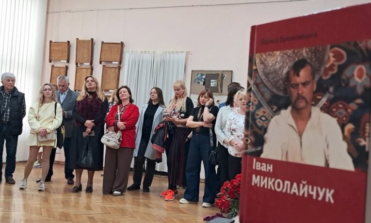 У Чернівцях триває виставка до 85-річчя Івана Миколайчука (фото)