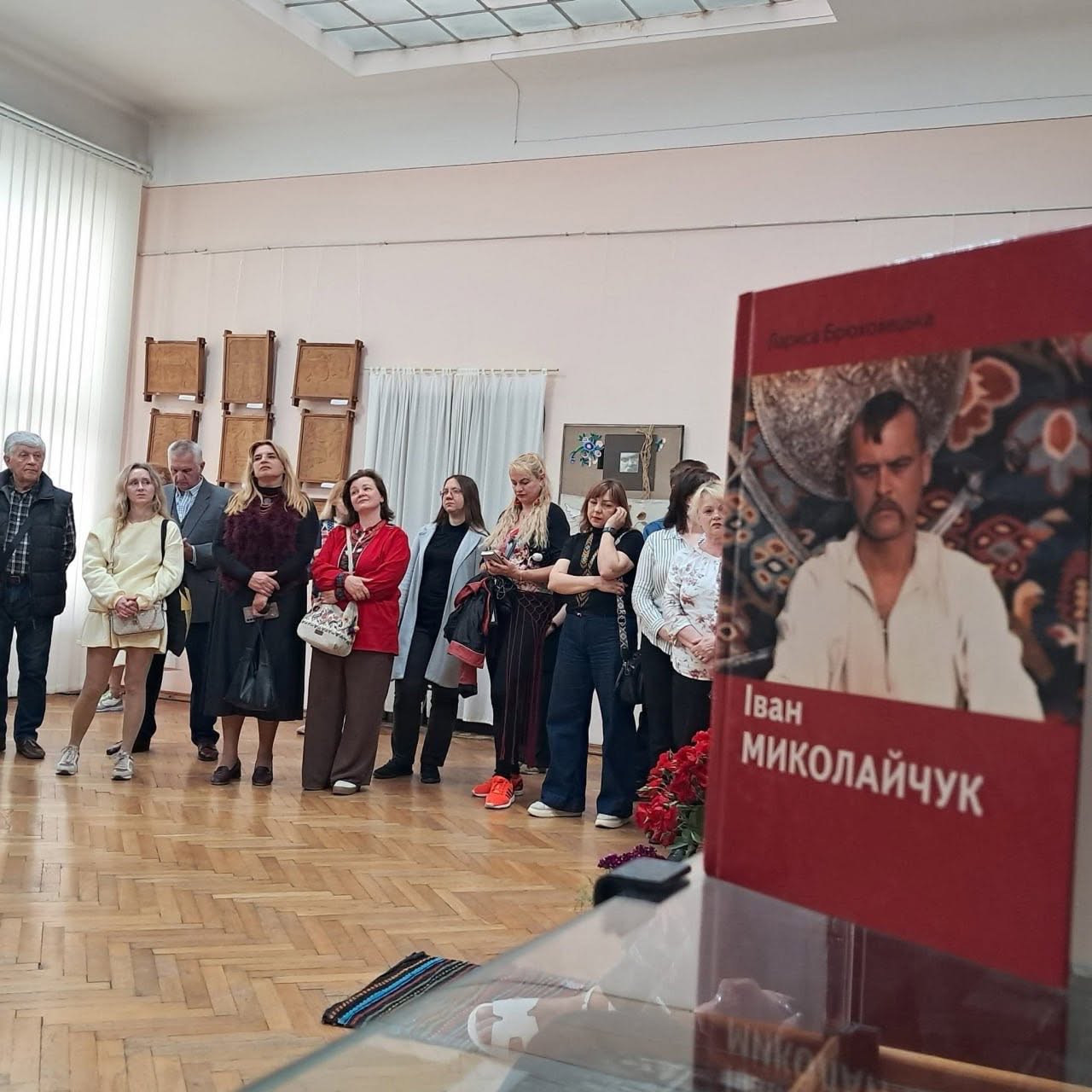У Чернівцях триває виставка до 85-річчя Івана Миколайчука (фото)