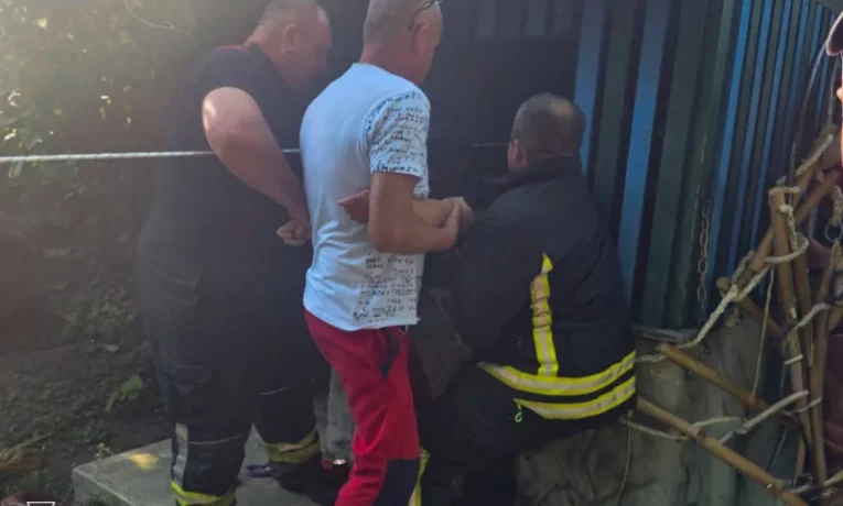 У Кіцмані рятувальники витягнули з колодязя 55-річну жінку