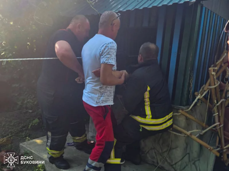 У Кіцмані рятувальники витягнули з колодязя 55-річну жінку