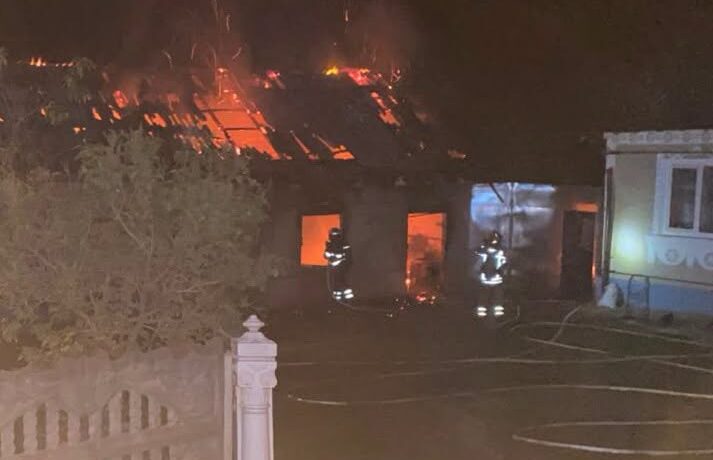 На Буковині сталися пожежі в будівлях і займання сухої трави