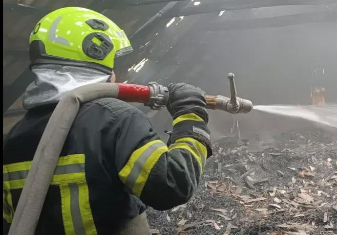 На Буковині рятувальники ліквідували пожежу в господарській будівлі
